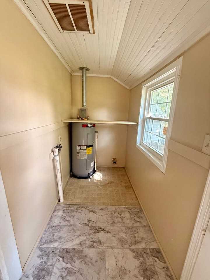 1049 W Woodrow St - Photo 7 of 8