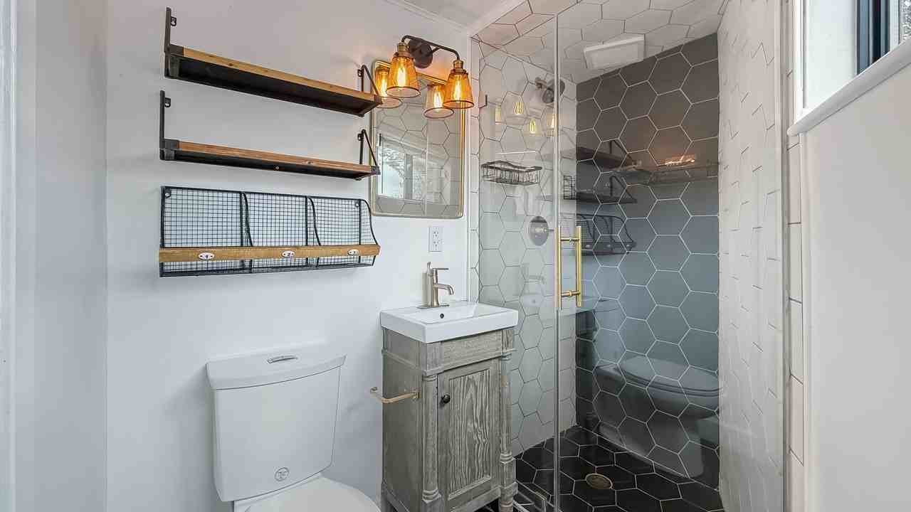6029 Market St - Photo 5 of 10