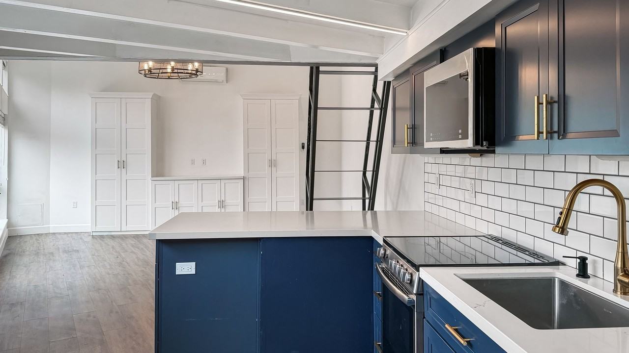 6029 Market St - Photo 6 of 10