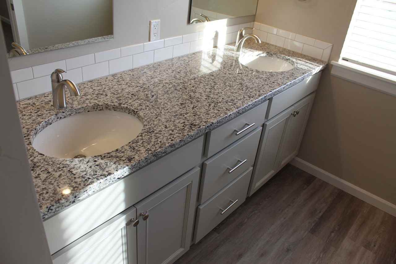 585 Baker St - Photo 2 of 12