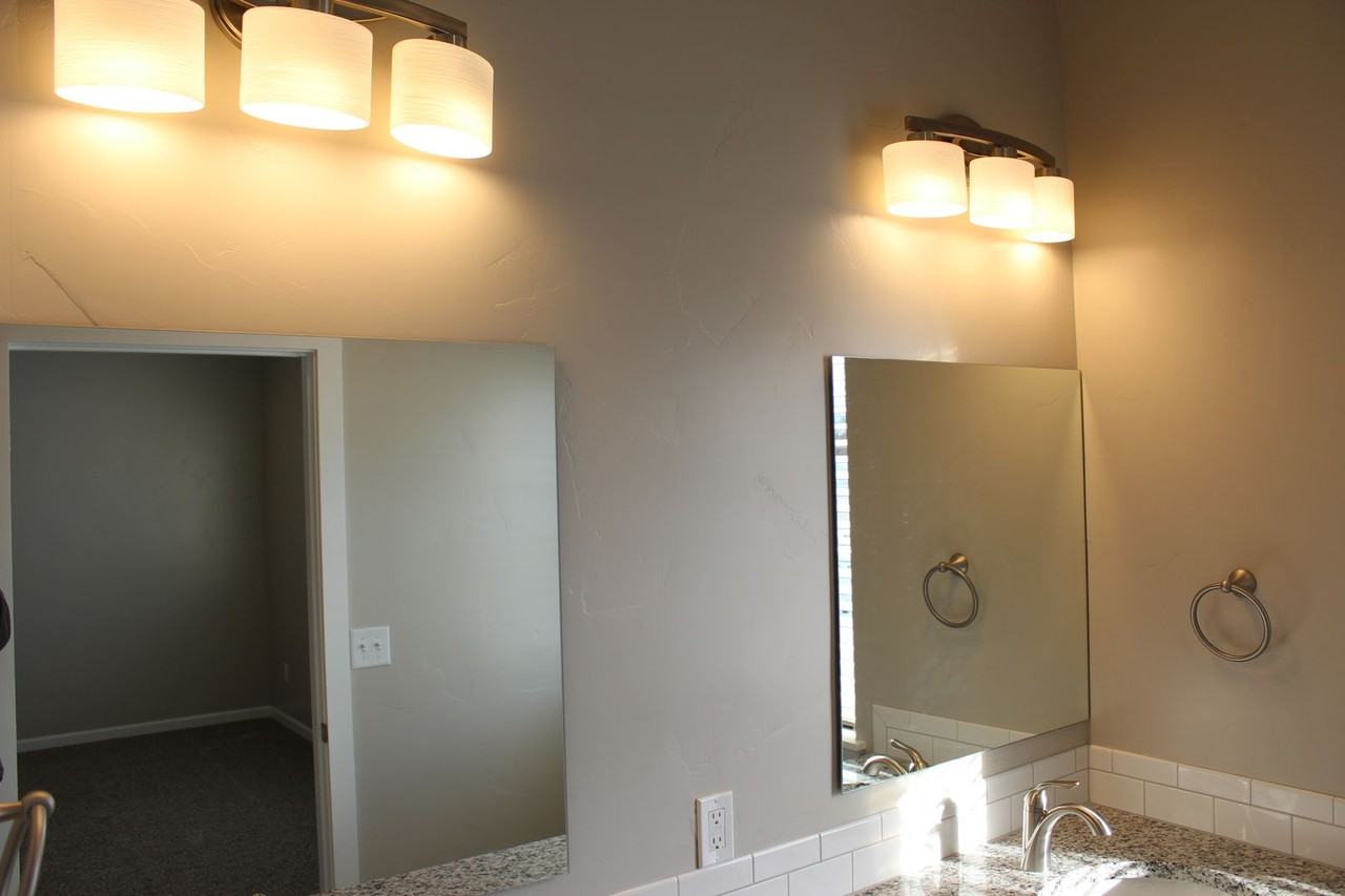 585 Baker St - Photo 3 of 12