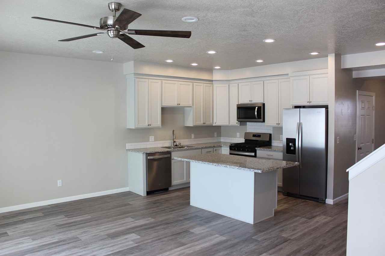 585 Baker St - Photo 4 of 12