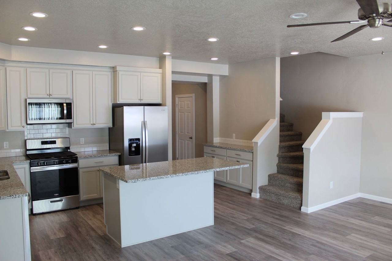 585 Baker St - Photo 5 of 12