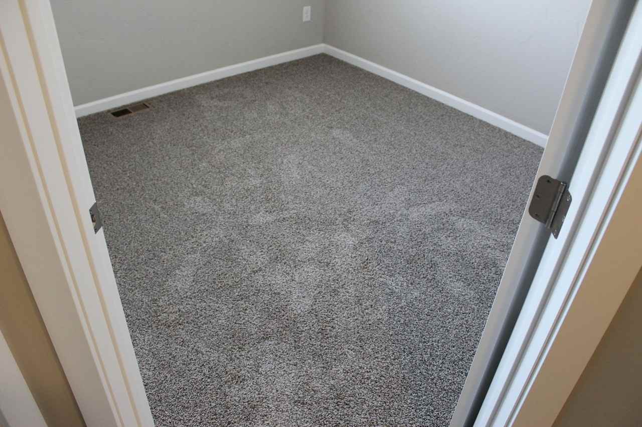 585 Baker St - Photo 7 of 12