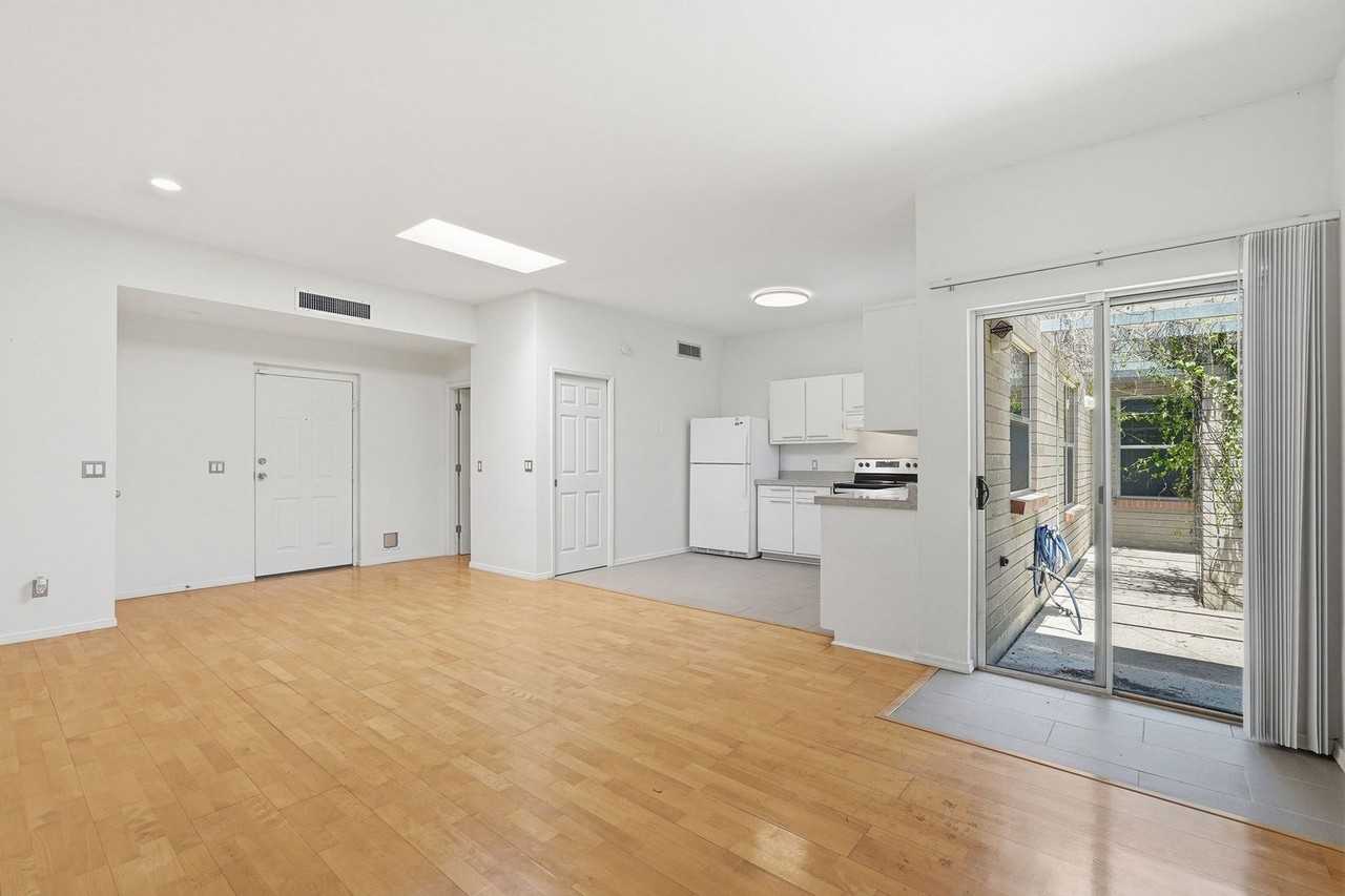 1735 E. 8th St. - Photo 7 of 22