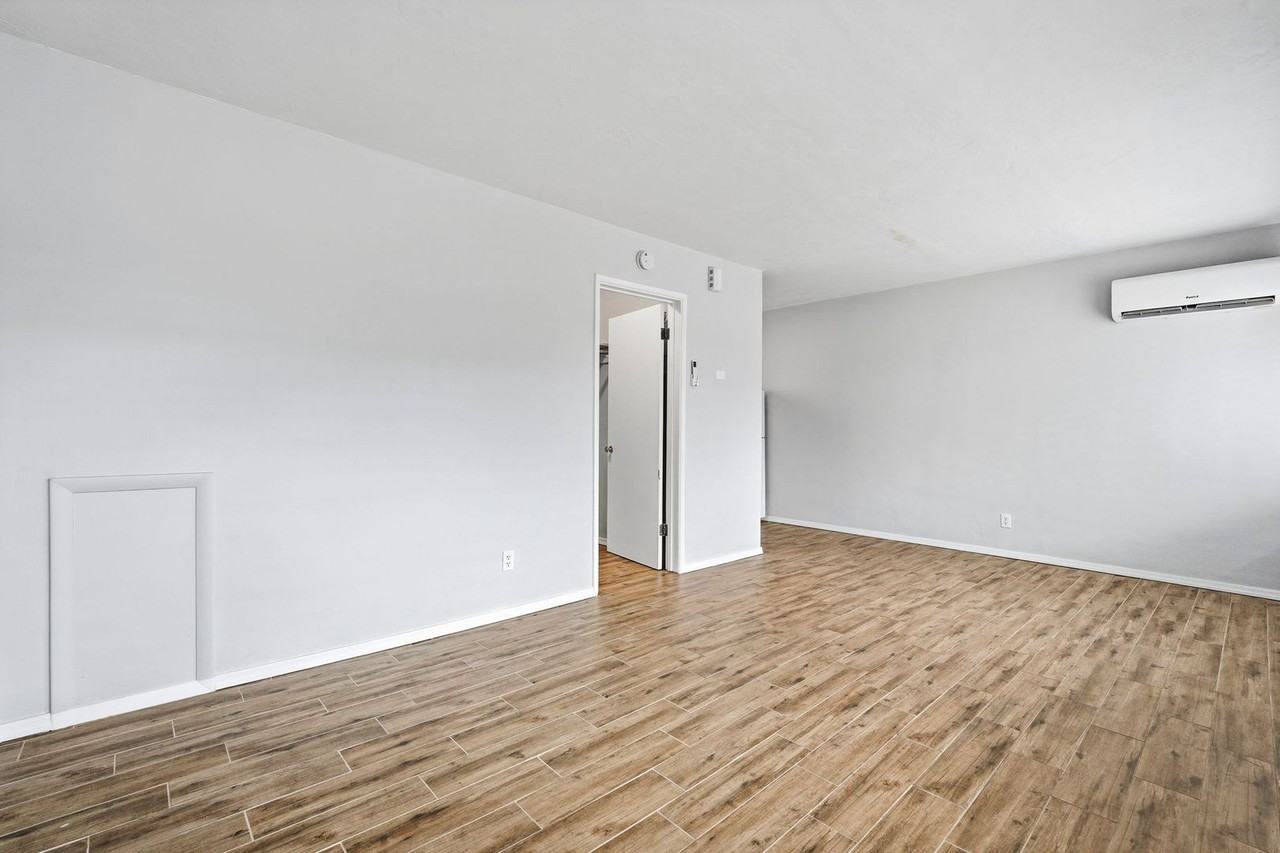 1307 E 9th St - Photo 6 of 18