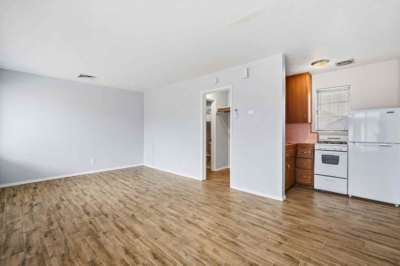 1307 E 9th St - Photo 7 of 18