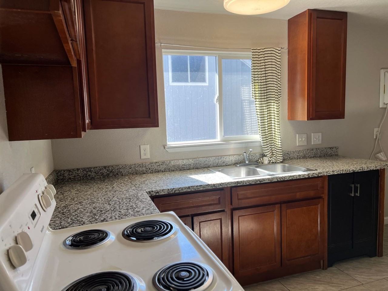 2782 Fairfield St - Photo 2 of 10