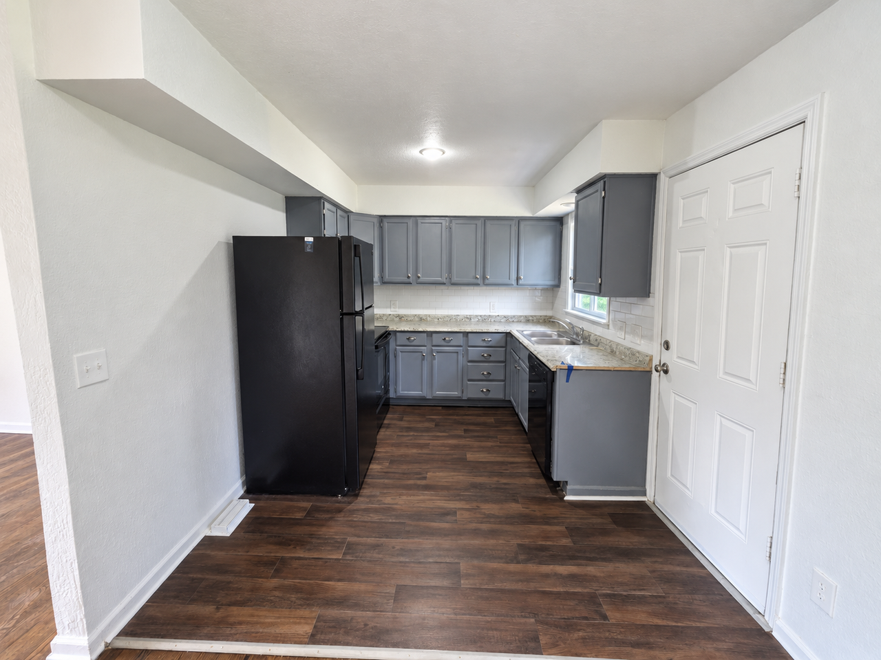 10014 Hardesty Ave - Photo 4 of 16