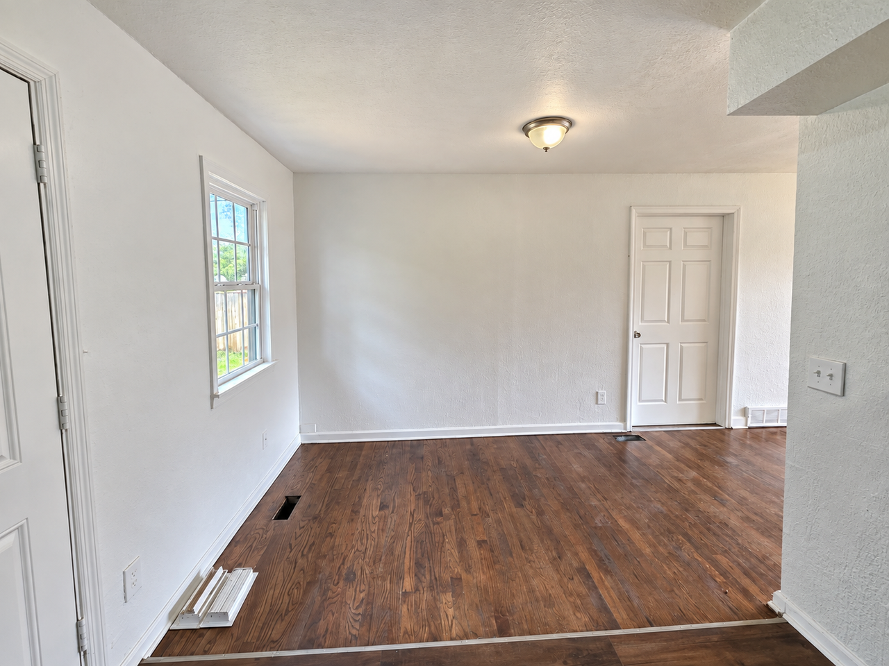 10014 Hardesty Ave - Photo 5 of 16