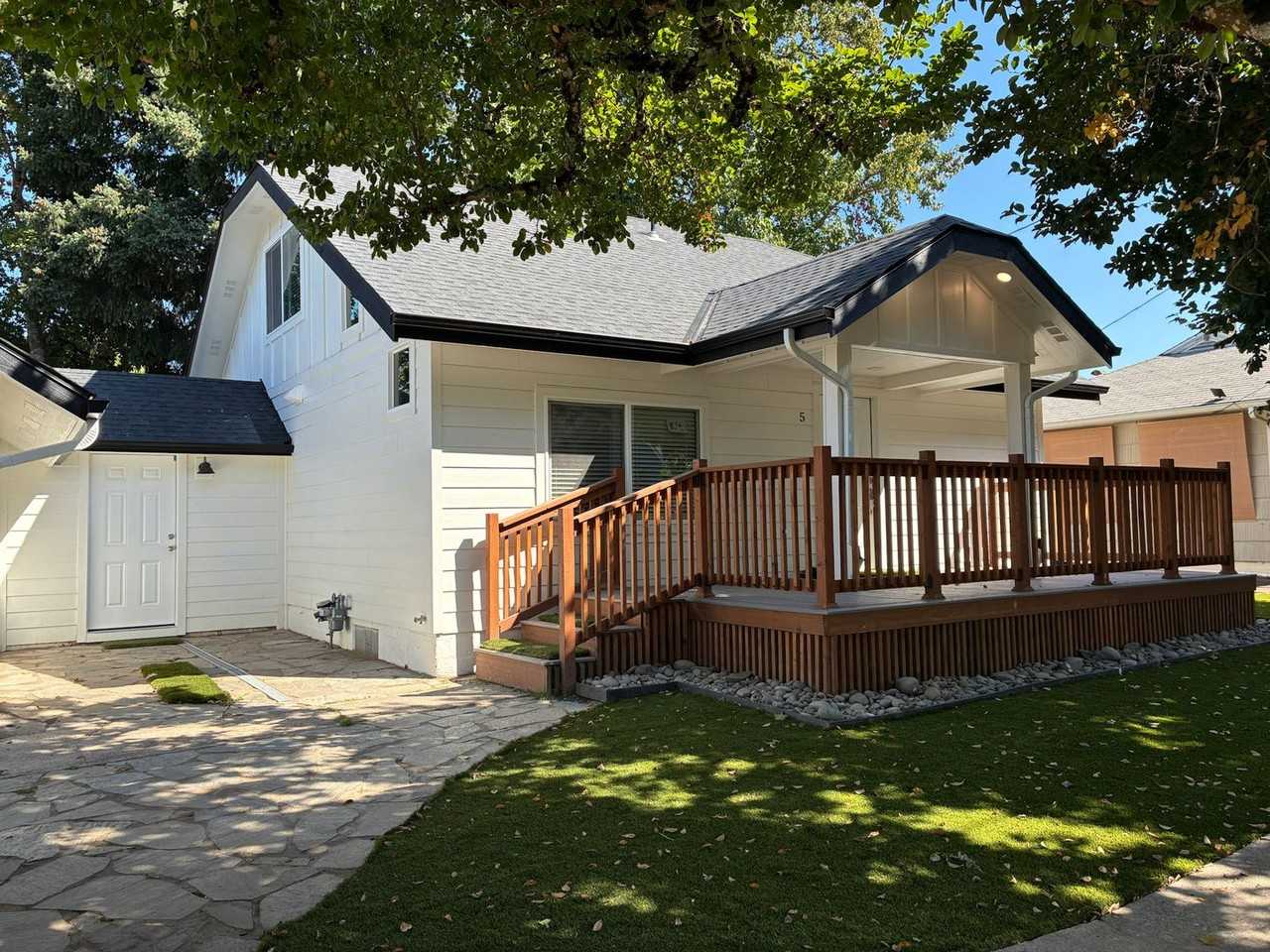 1095 Donna Ave Ne - Photo 2 of 29