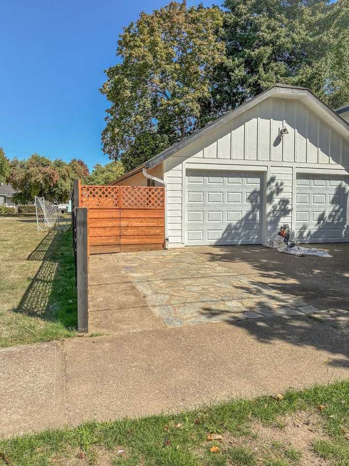 1095 Donna Ave Ne - Photo 4 of 29