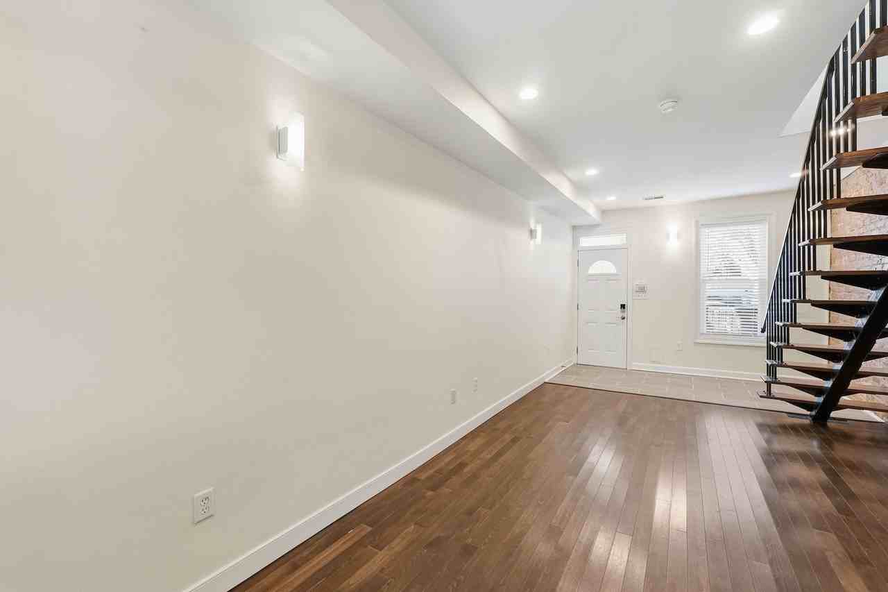 1515 Independence Ave Se - Photo 4 of 21