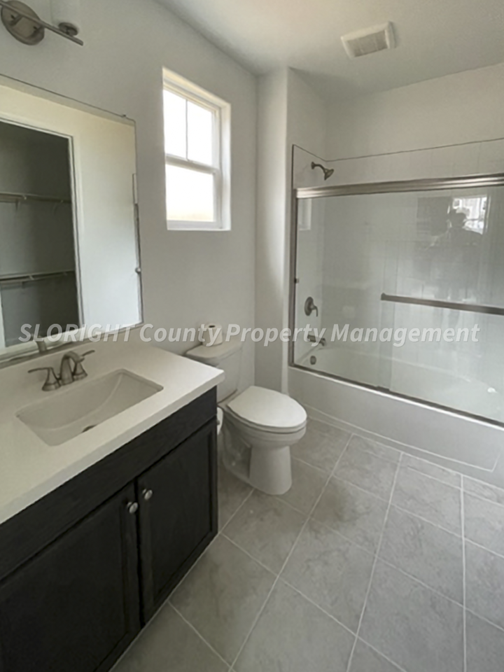 1039 Forest St - Photo 3 of 7