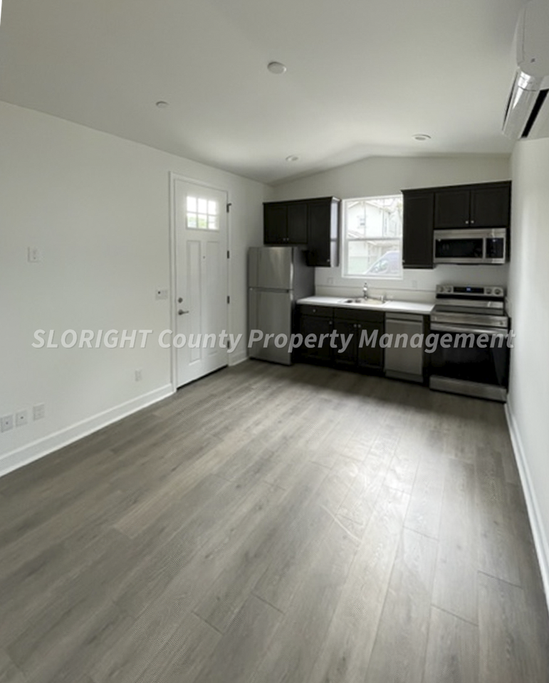 1039 Forest St - Photo 4 of 7