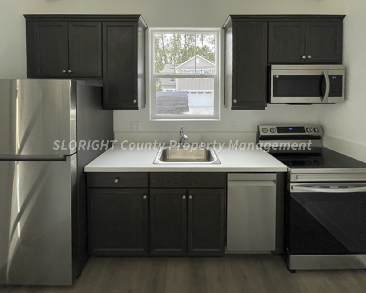 1039 Forest St - Photo 6 of 7