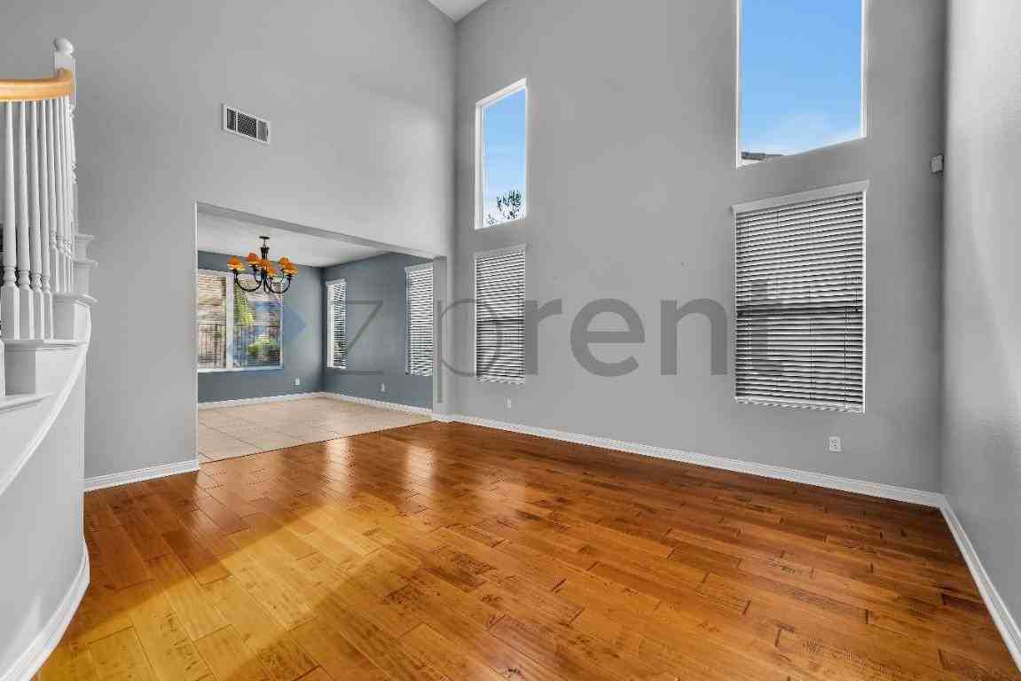1566 Glencrest Dr - Photo 4 of 24