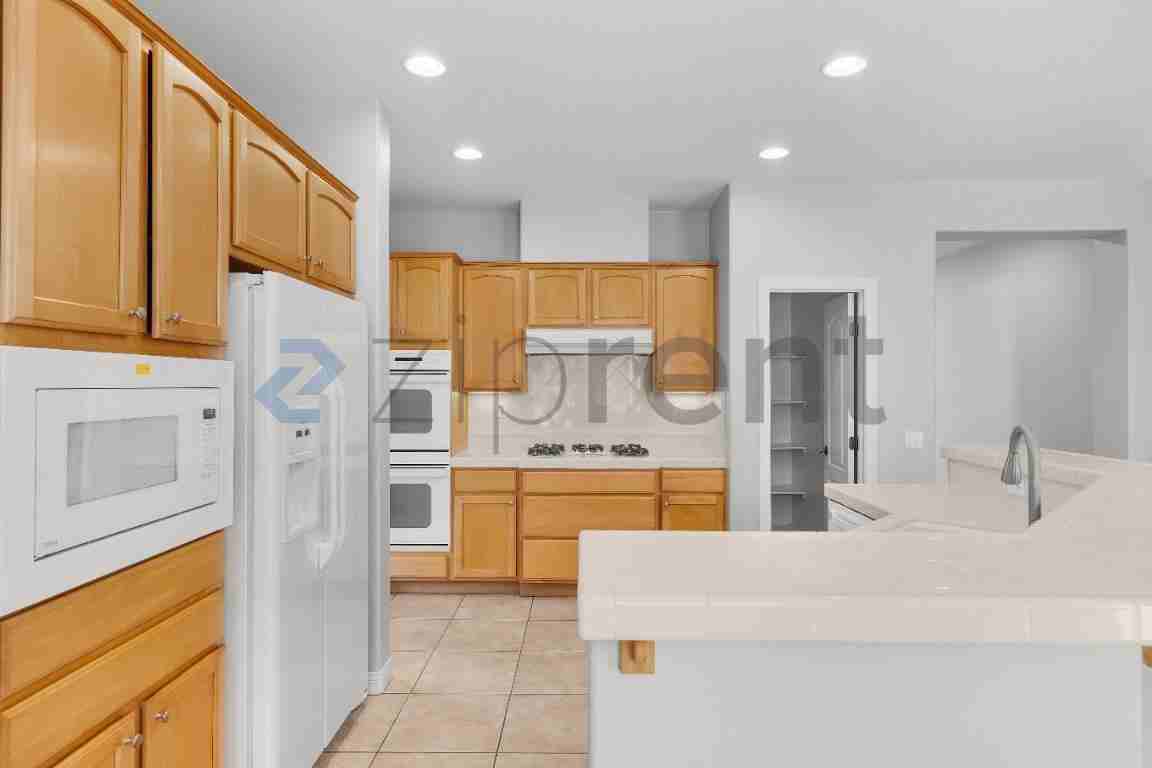 1566 Glencrest Dr - Photo 7 of 24