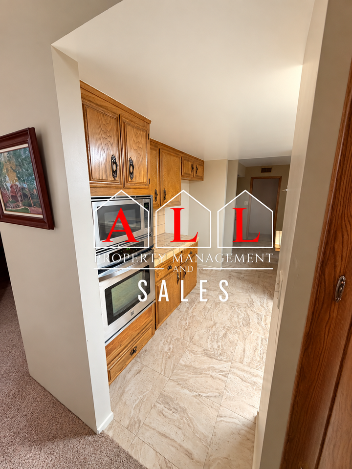8009 Dos Rios Way - Photo 7 of 26