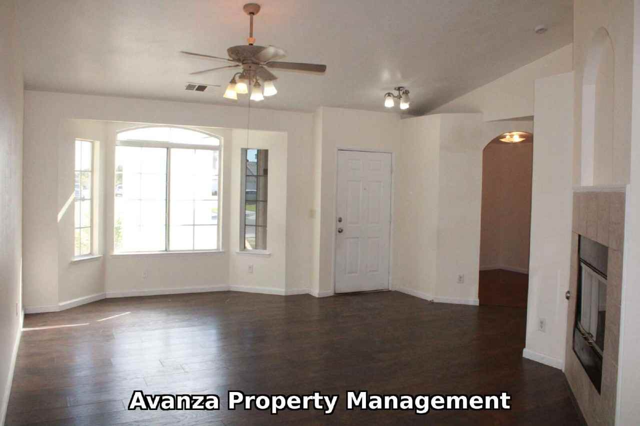 5253 E Lamona Ave - Photo 4 of 22