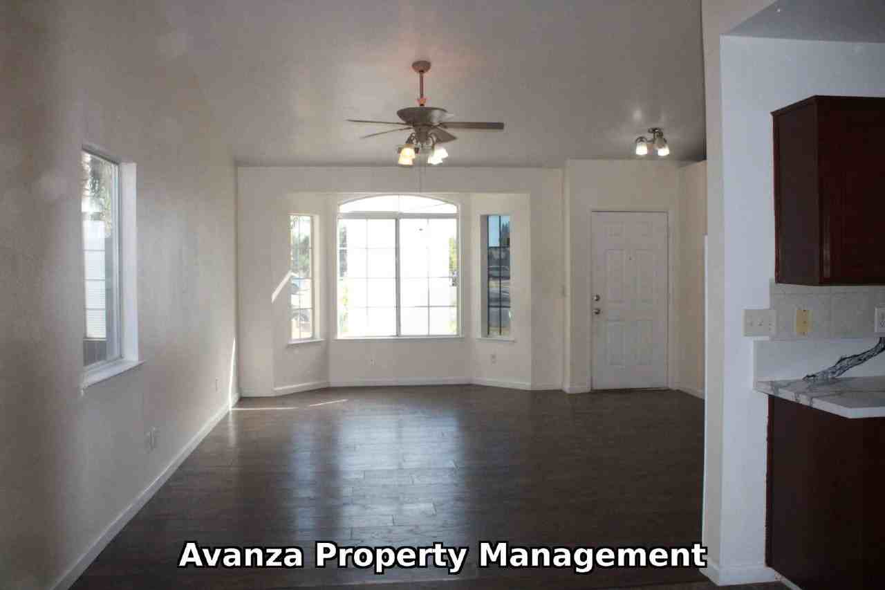 5253 E Lamona Ave - Photo 5 of 22
