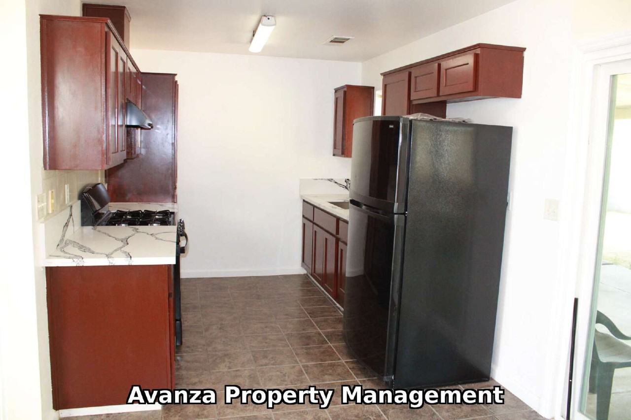 5253 E Lamona Ave - Photo 7 of 22