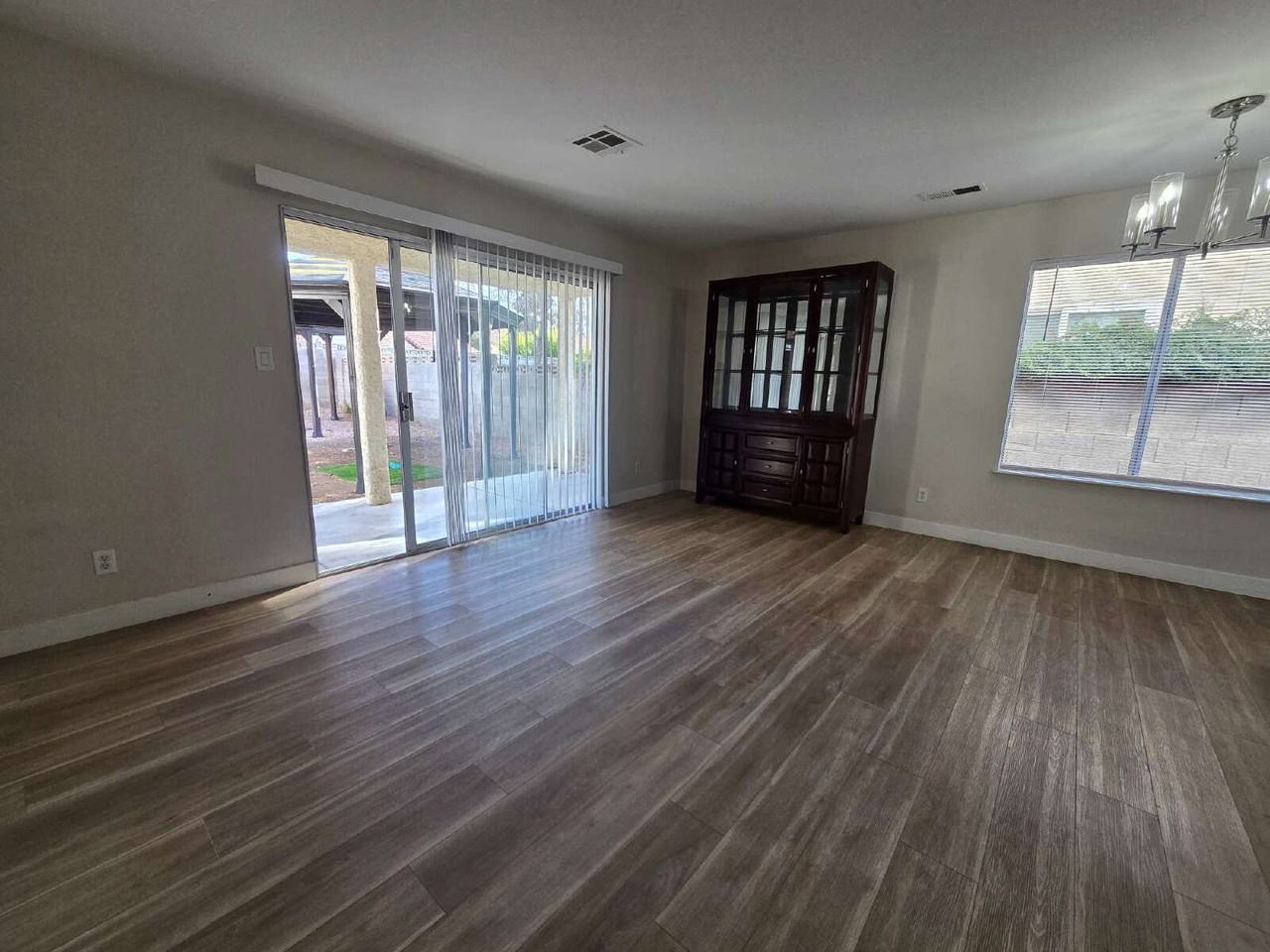 6413 Sterling Springs Pkwy - Photo 7 of 26
