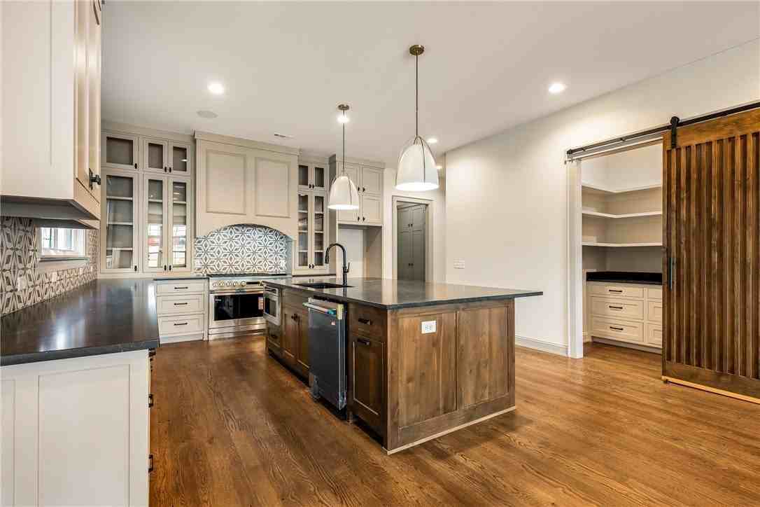 1037 Nw A St - Photo 2 of 37