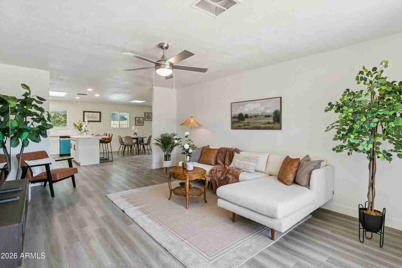 3020 W Hartford Dr - Photo 4 of 32