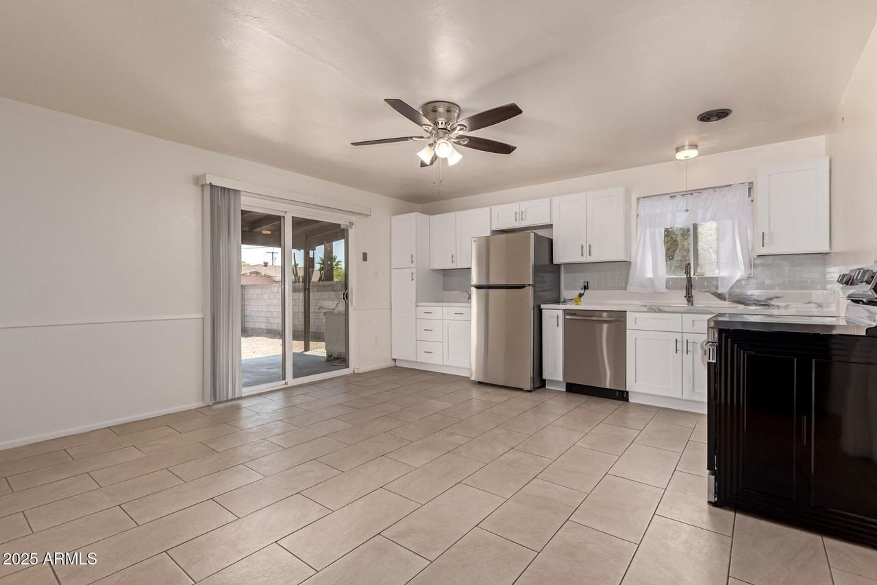 1407 E El Camino Dr - Photo 2 of 32
