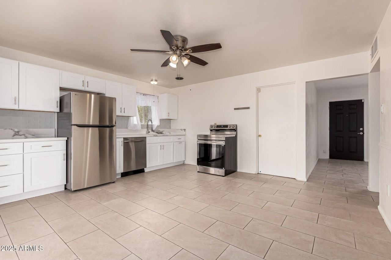 1407 E El Camino Dr - Photo 3 of 32