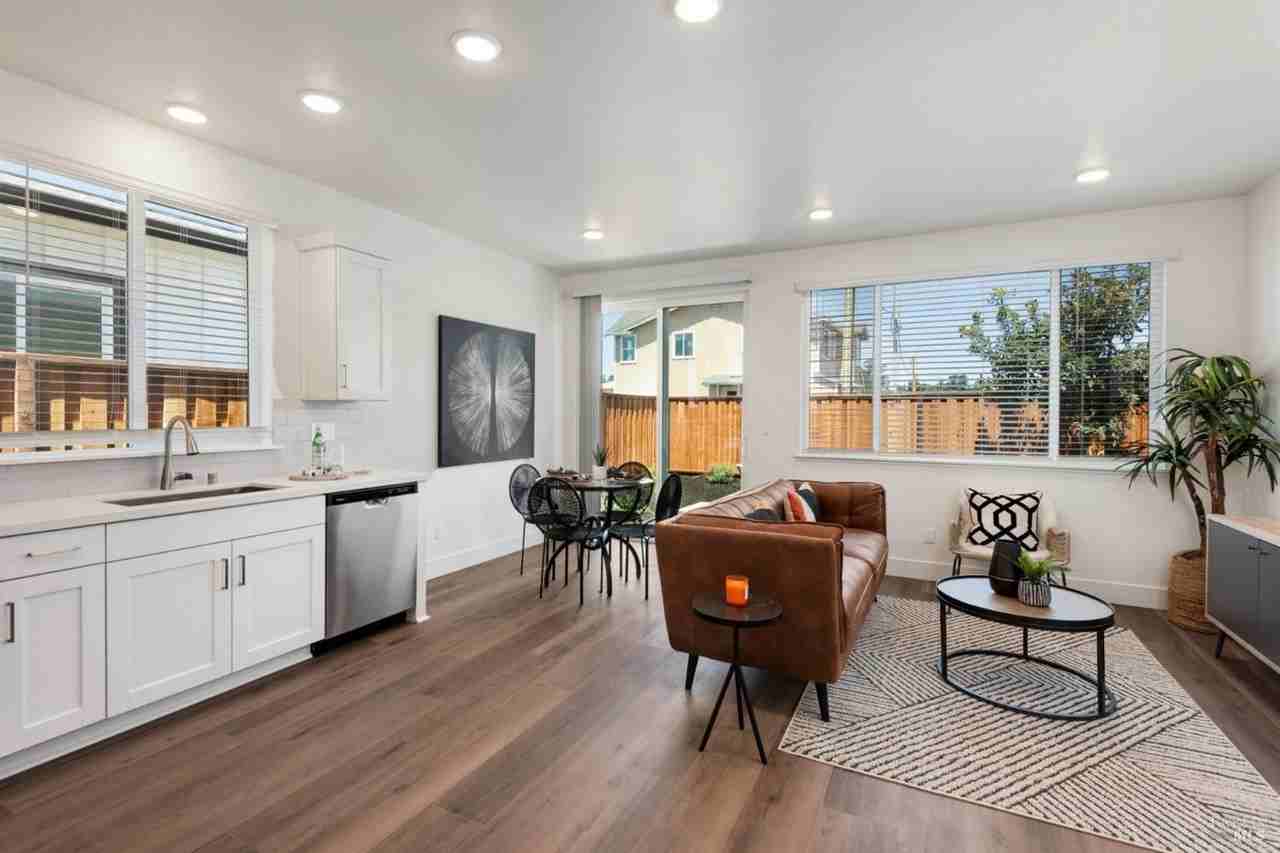 1423 Wrigley Ave - Photo 4 of 46