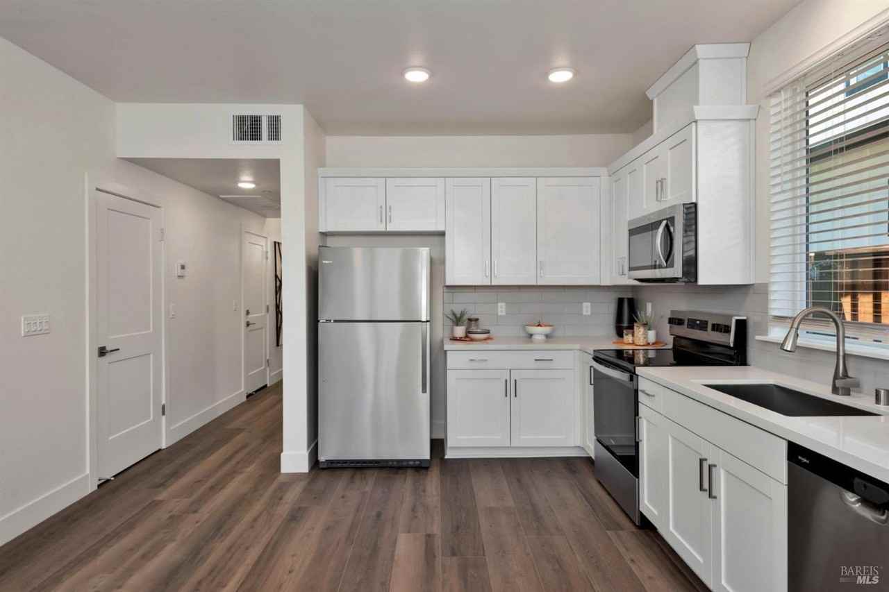 1423 Wrigley Ave - Photo 5 of 46