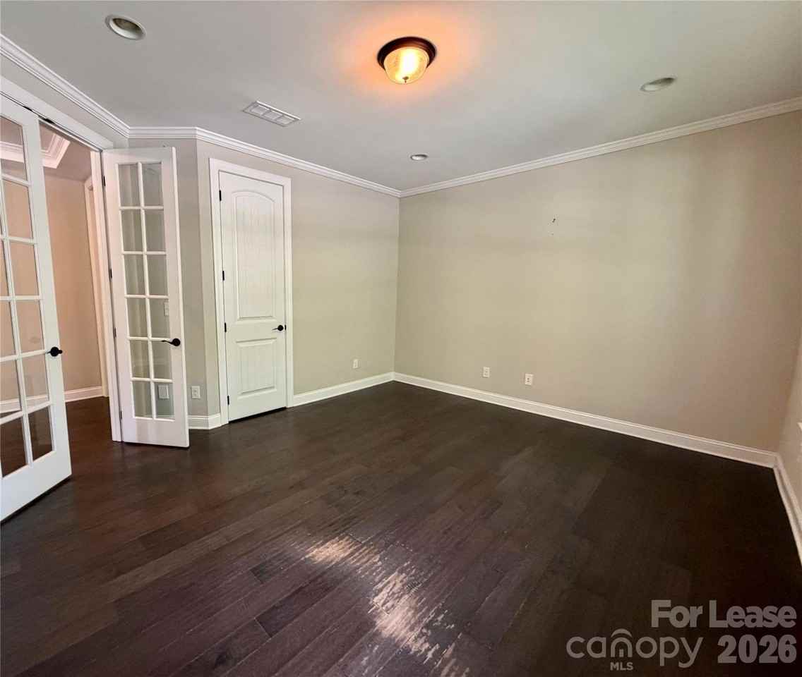 10728 Vanguard Pkwy - Photo 5 of 35