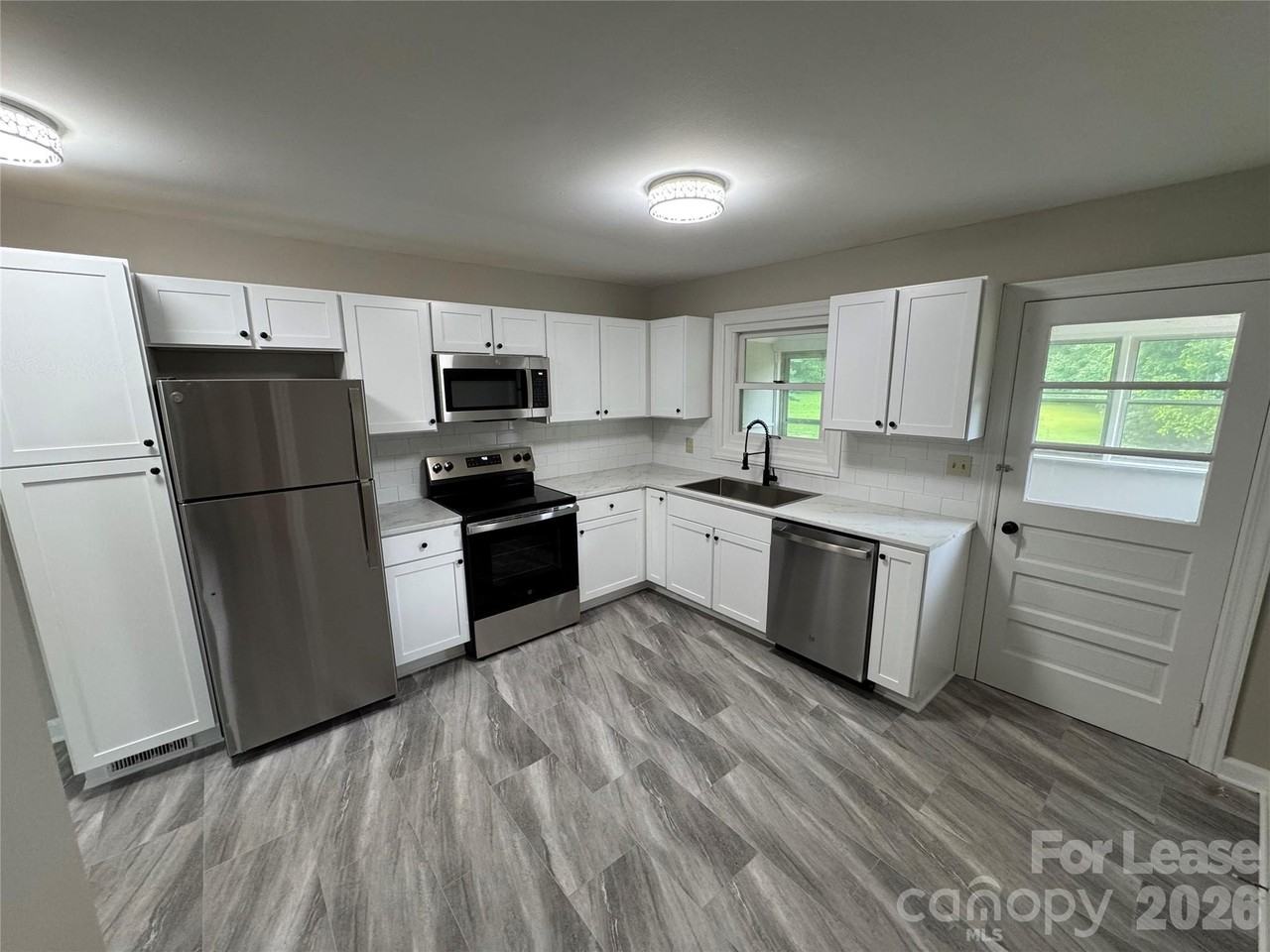 2112 N Stewart Ave - Photo 4 of 9