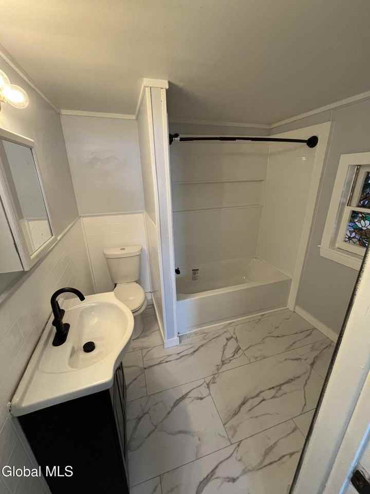 715 Hudson Ave #D - Photo 4 of 10