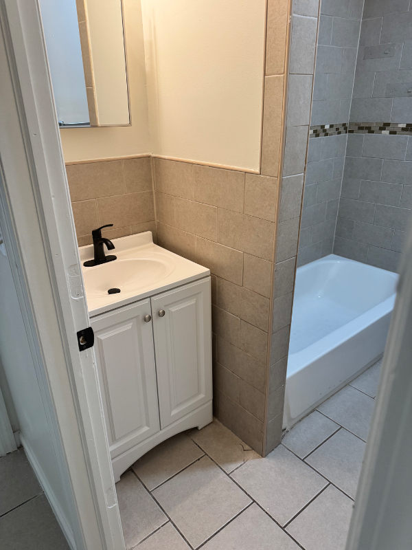 587 Grove St - Photo 4 of 11