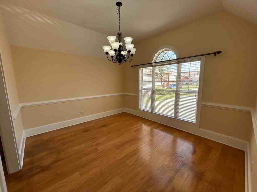 235 Princeton Dr - Photo 2 of 19