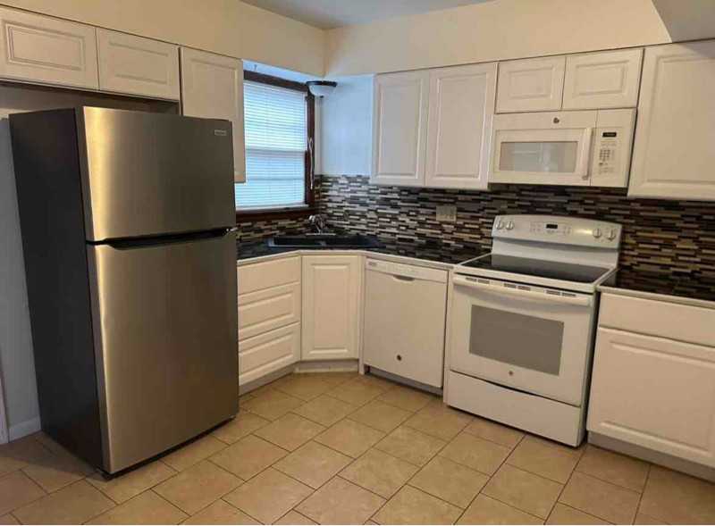 429 N Derby Ave - Photo 6 of 7