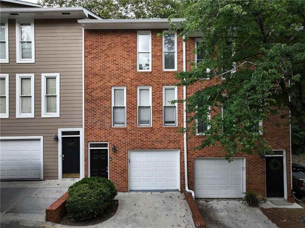653 Park Village Dr Ne