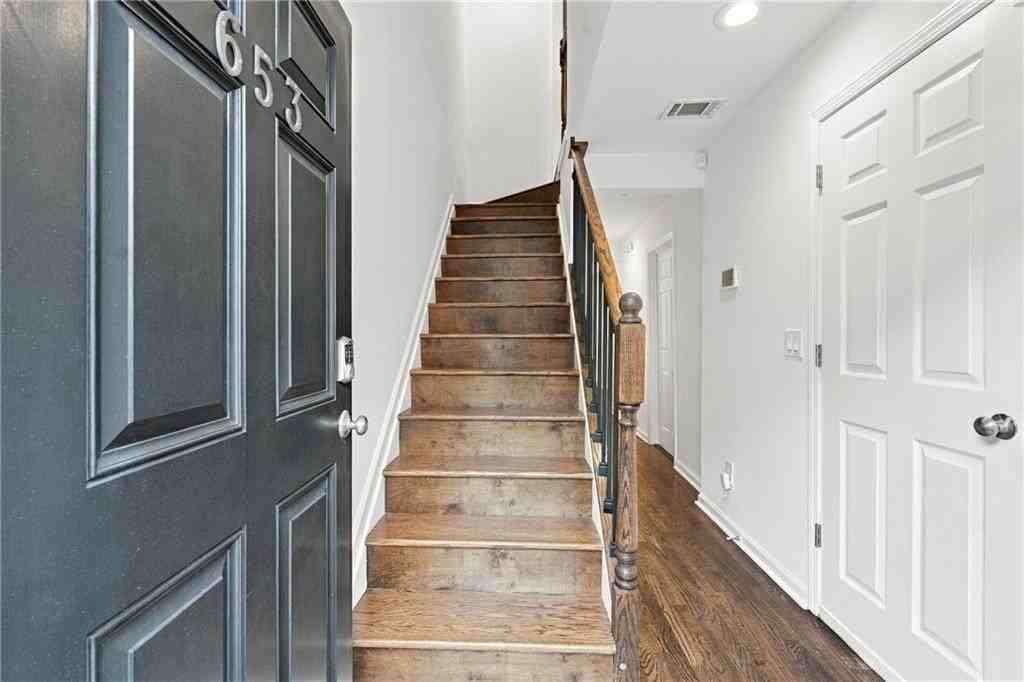 653 Park Village Dr Ne - Photo 2 of 32