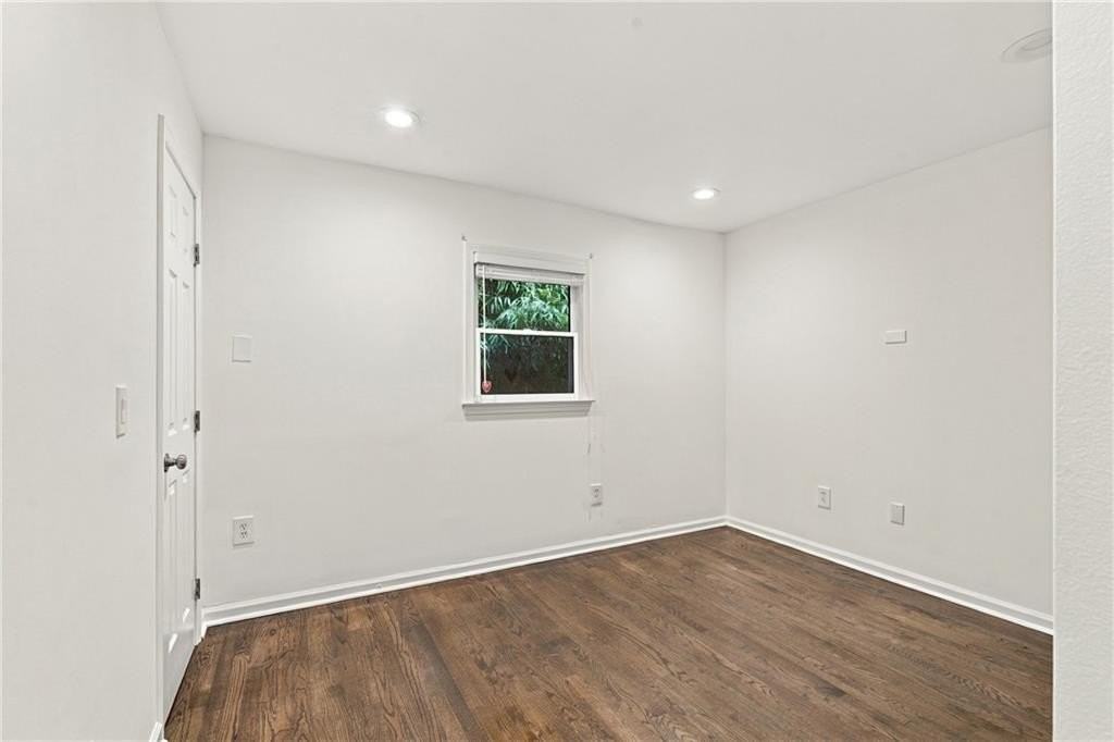 653 Park Village Dr Ne - Photo 4 of 32