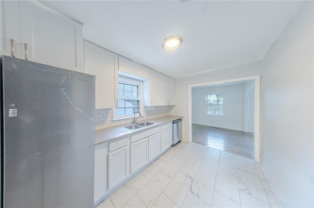 914 Bank St Se - Photo 5 of 15