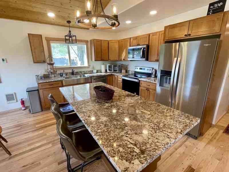 245 Kokanee Dr - Photo 2 of 9