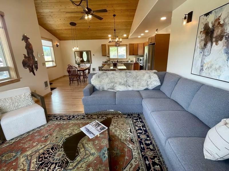 245 Kokanee Dr - Photo 3 of 9