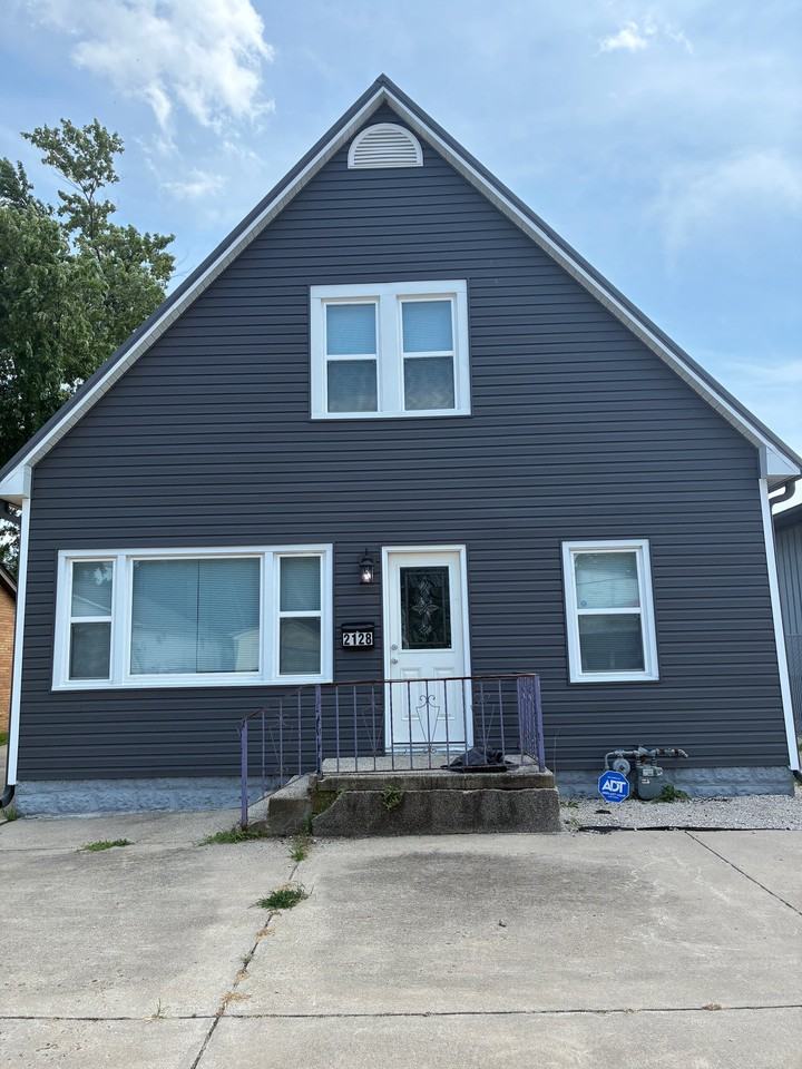 2128 E North Grand Ave - Photo 2 of 10