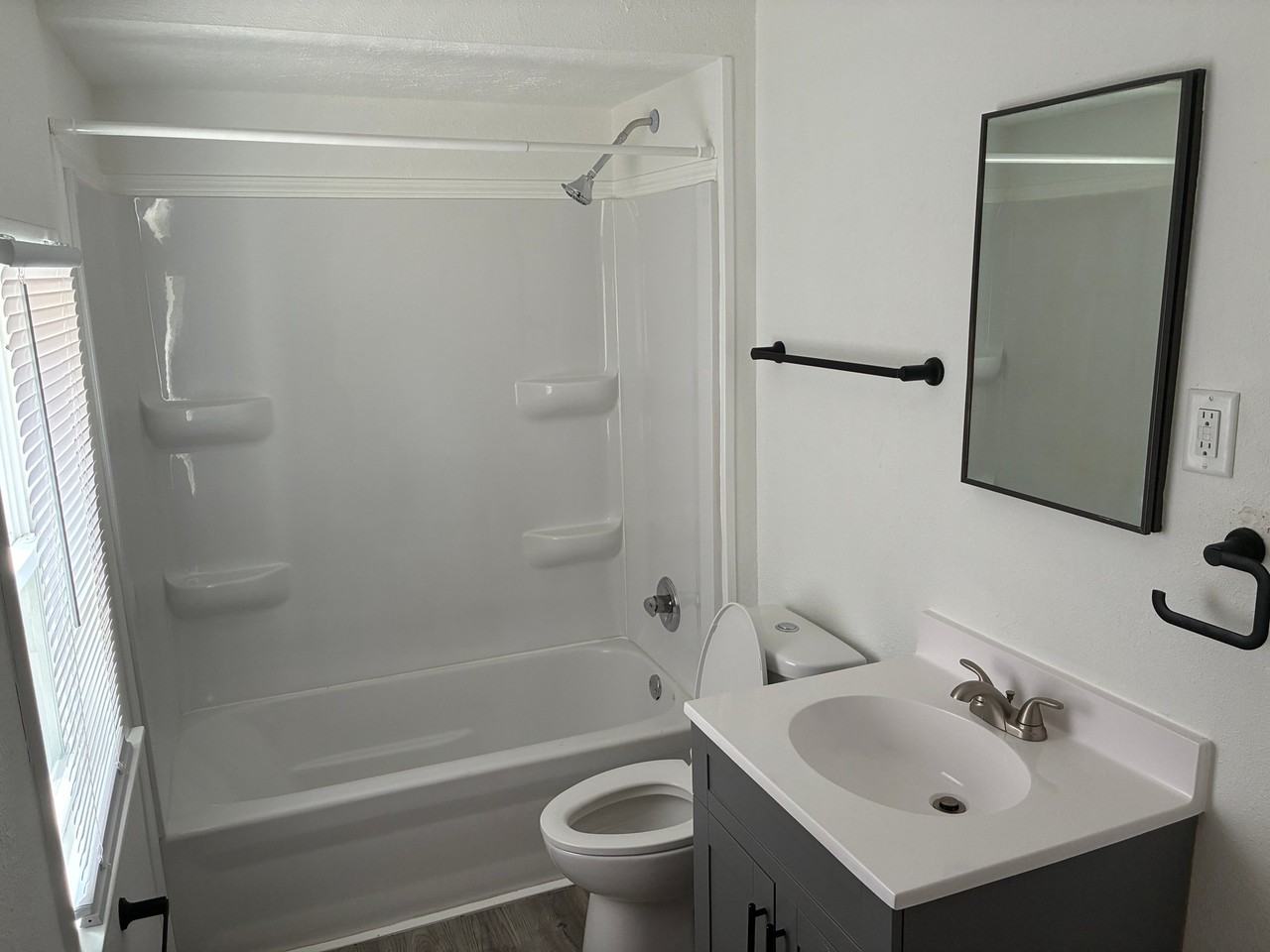 2128 E North Grand Ave - Photo 5 of 10