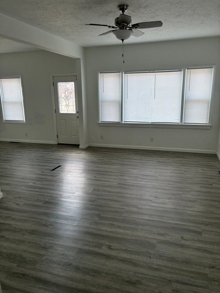 2128 E North Grand Ave - Photo 6 of 10