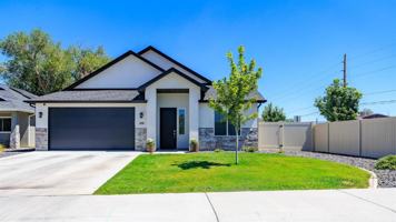 featured image of 450 Fox Meadows Ct