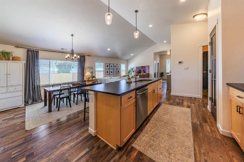 450 Fox Meadows Ct - Photo 4 of 20